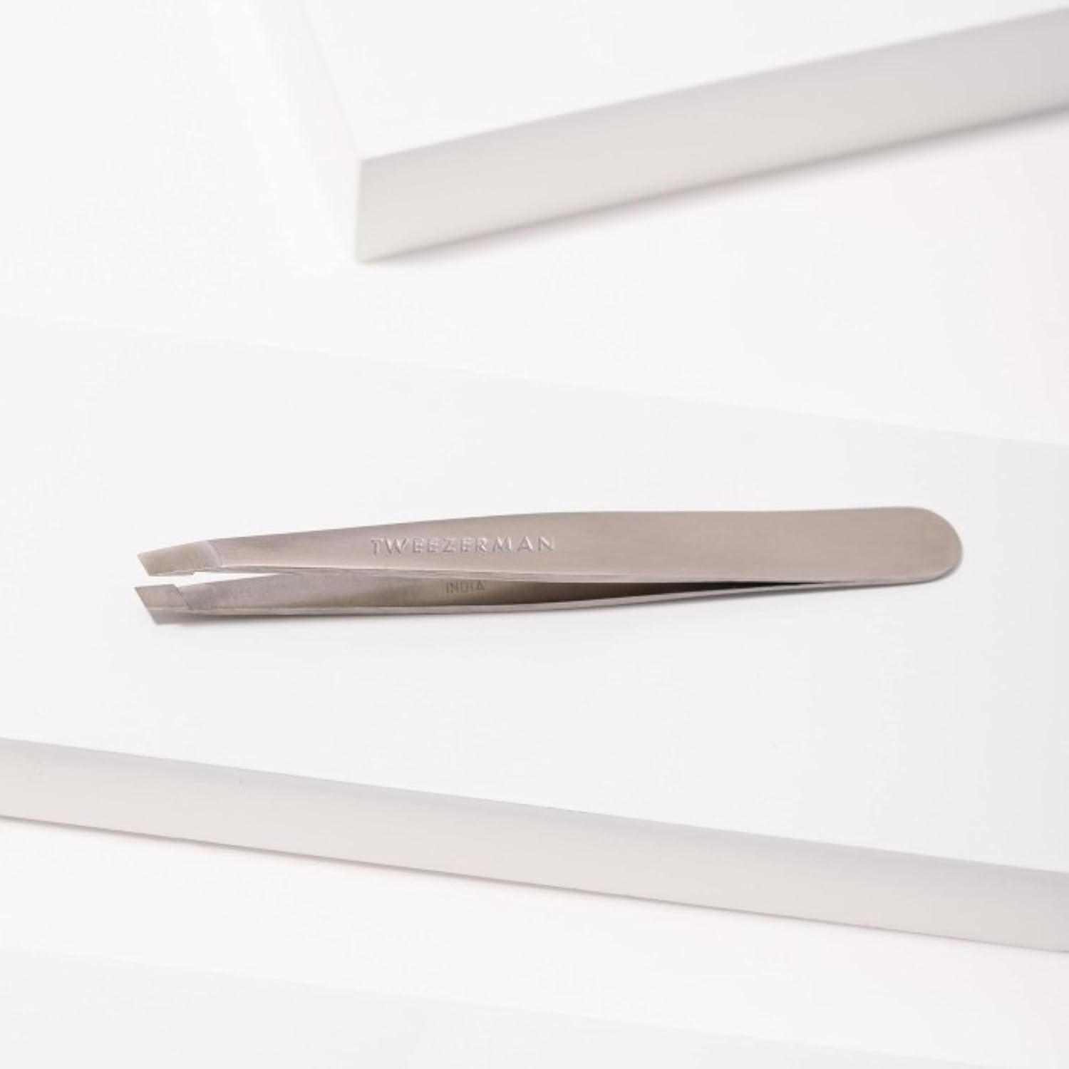 Detalle 2 de Tweezerman Classic Slant Tweezer – 25° precision slant tweezers (stainless steel, pack of 1)
