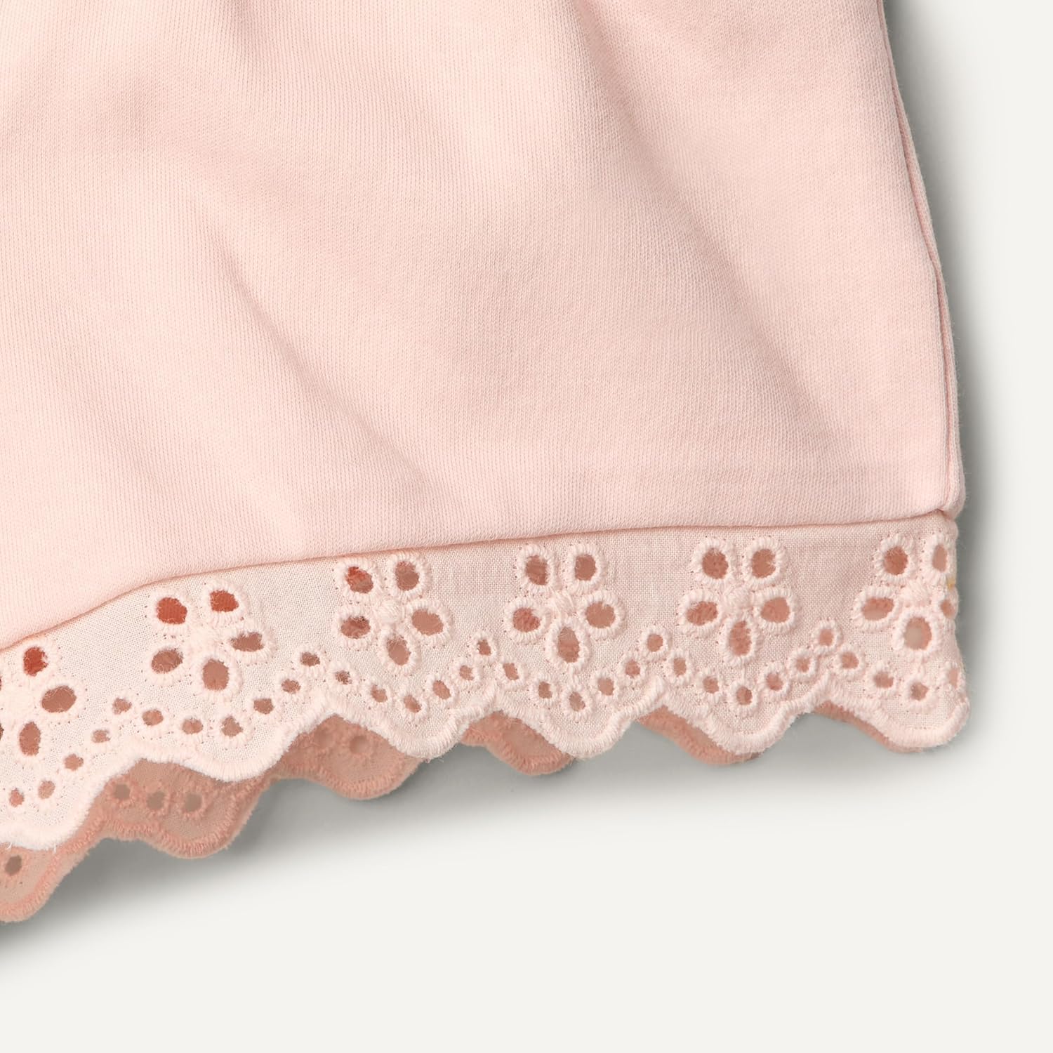 Thumbnail 2 de Amazon Essentials x Sofia Grainge Baby - Mädchen Spielset aus Baumwoll-Top mit Lochstickerei und Shorts