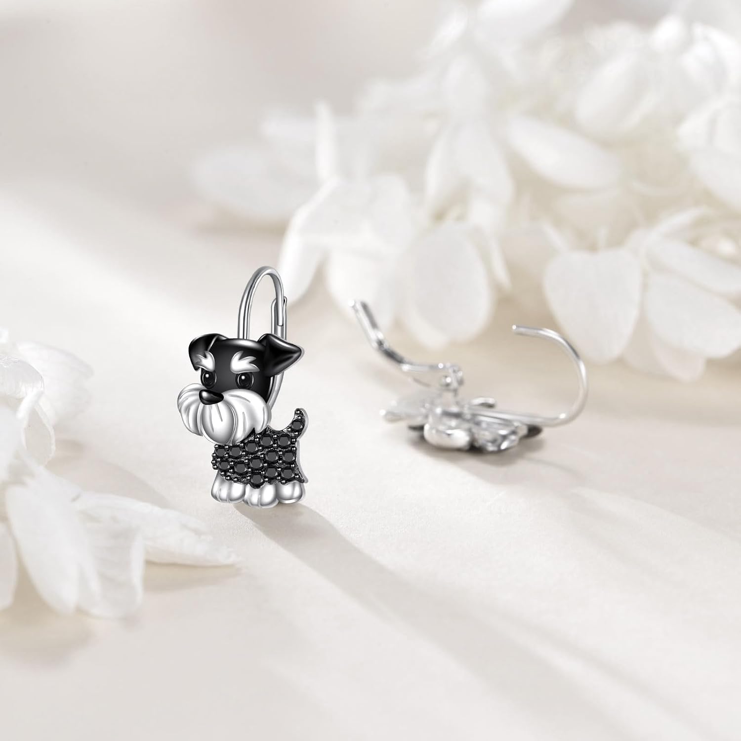 Detalle de URONE Dog Earrings in 925 Sterling Silver with Leverback Closures