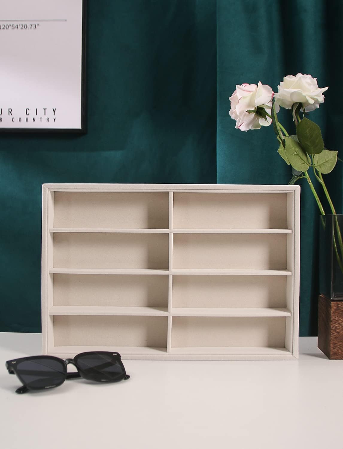 Detalle 2 de Coward Sunglass Organizer Beige Velvet, 8-Grid 🕶