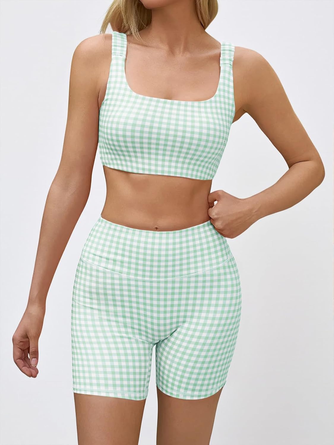 Detalle de Aoysky Women's Gingham 2-Piece Workout Set: Open-Back Cropped Tank + High-Waist Shorts