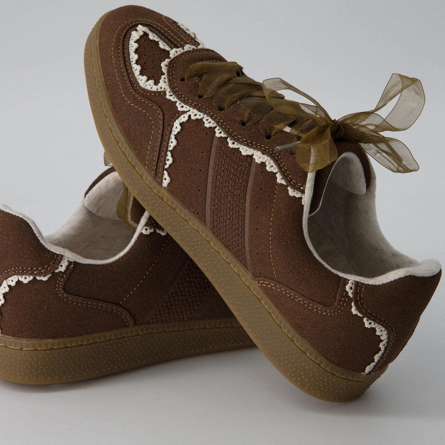Detalle 2 de CUSHIONAIRE Belinda Women's Lace-Trim Sneakers with Ribbon Laces and Memory Foam