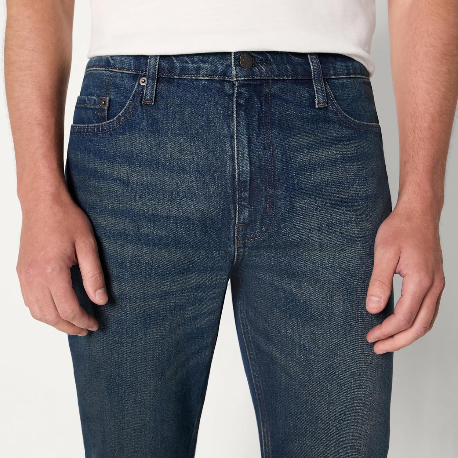 Thumbnail 4 de Amazon Essentials Herren Straight-Fit Bootcut-Jeans mit geringem Stretchanteil – robuster Denim trifft zeitlose Silhouette
