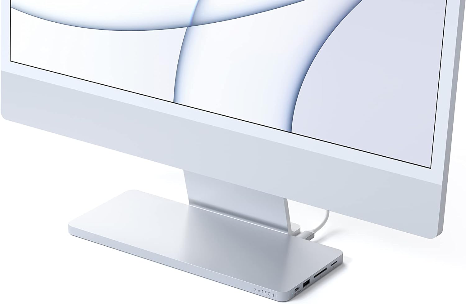 Detalle de SATECHI Hub USB-C Slim Dock per iMac 24” (2021) con alloggiamento SSD M.2 NVMe/SATA, micro/SD e porte USB-A/USB-C