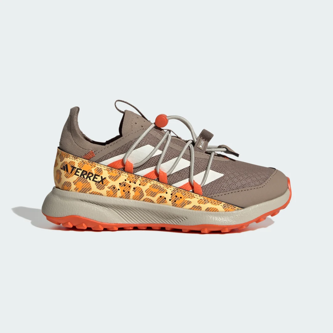 Detalle de Zapatilla Terrex Voyager 21 HEAT.RDY Travel de Adidas — versátil compañera para tus rutas urbanas