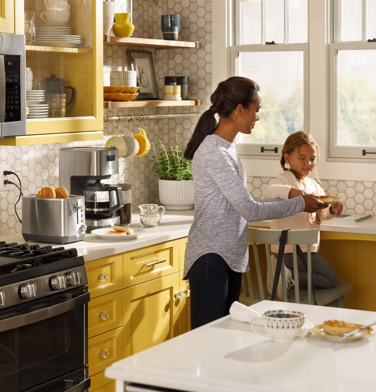 Detalle de GE 2-Slice Stainless Steel Toaster with Extra-Wide Slots and 7 Shade Settings