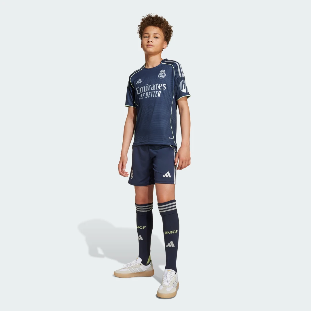 Detalle de Conjunto segunda equipación Real Madrid 25/26 – Adidas