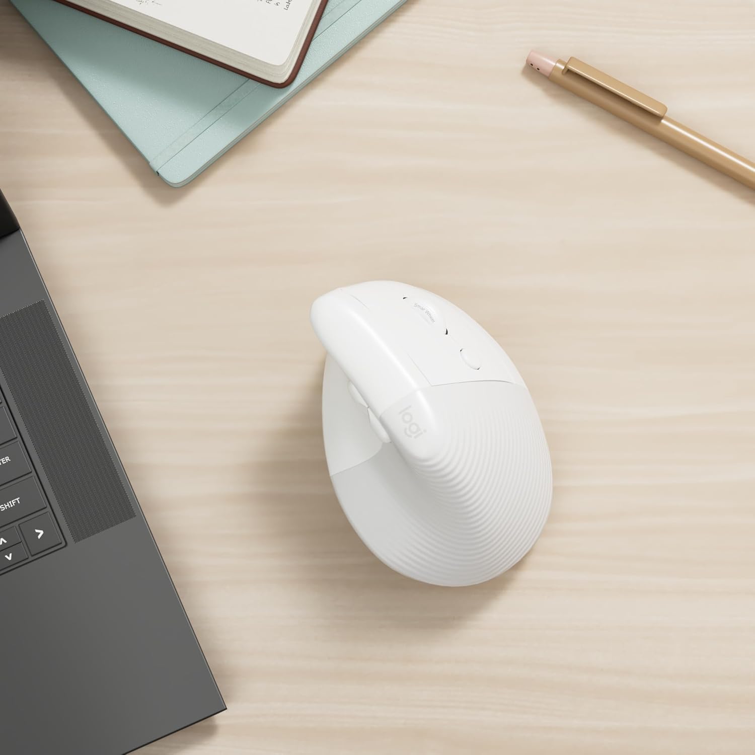 Thumbnail 1 de Logitech Lift pour Mac : souris ergonomique verticale sans fil Bluetooth (Lift pour Mac, blanche)