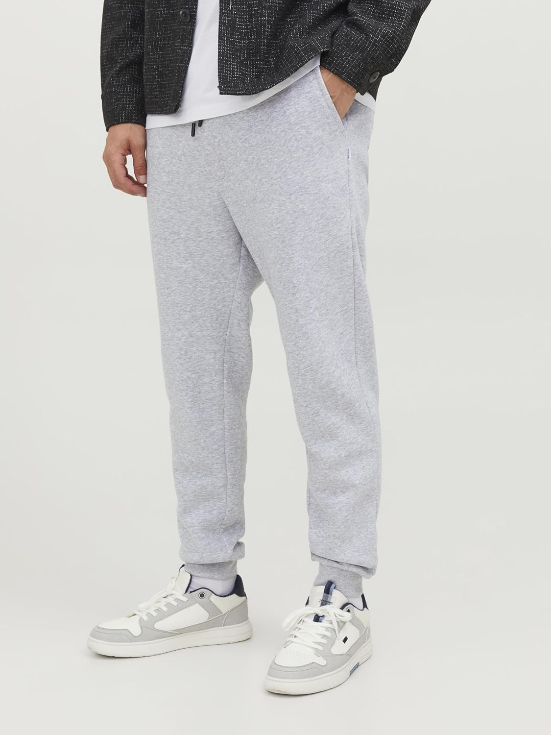 Detalle 2 de Pantaloni jogger JACK & JONES Regular Fit Sweatpants: comodità quotidiana