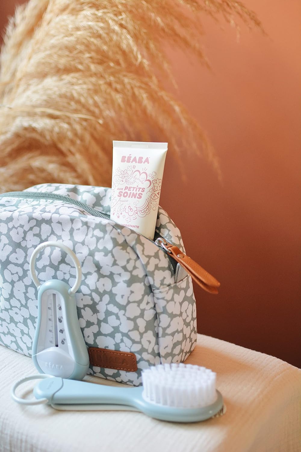 Detalle de Trousse de toilette Bebe BÉABA Sac Genève - Tissu Imperméable, 2 poches intérieures, Cherry blossom Gris