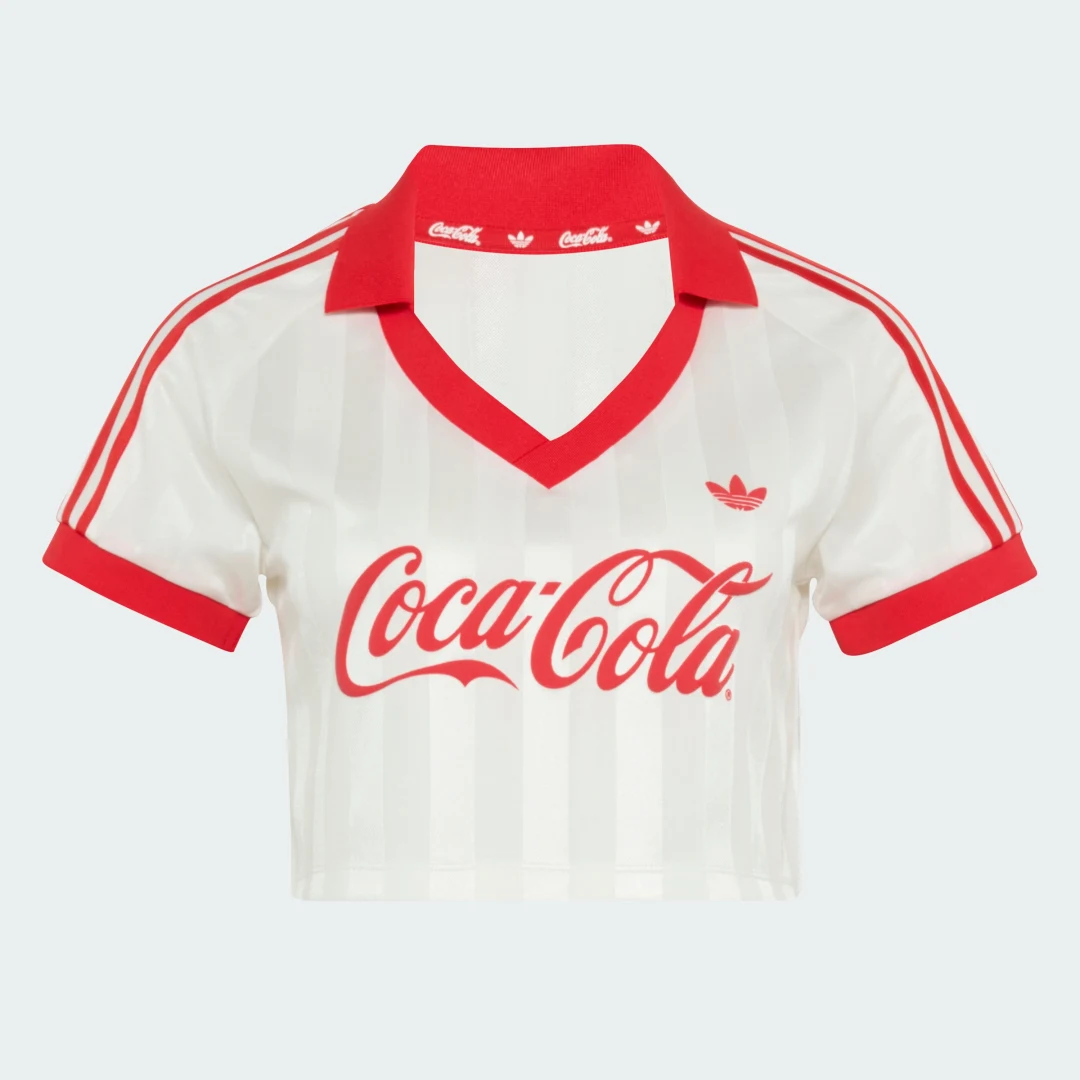 Detalle de Camiseta adidas x Coca-Cola por encima de la cintura – blanca