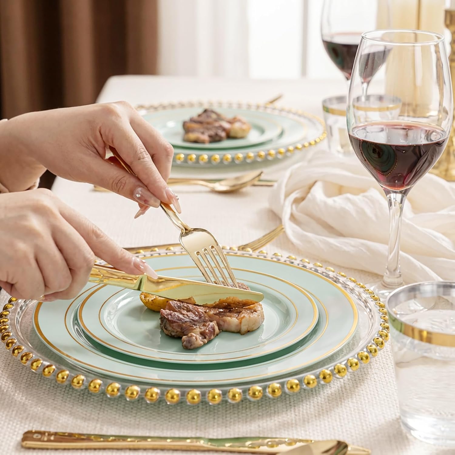 Detalle de WDF Partyware PET350 Sage Green Plastic Dinnerware Set, 175 Pieces with Gold-Rim Plates