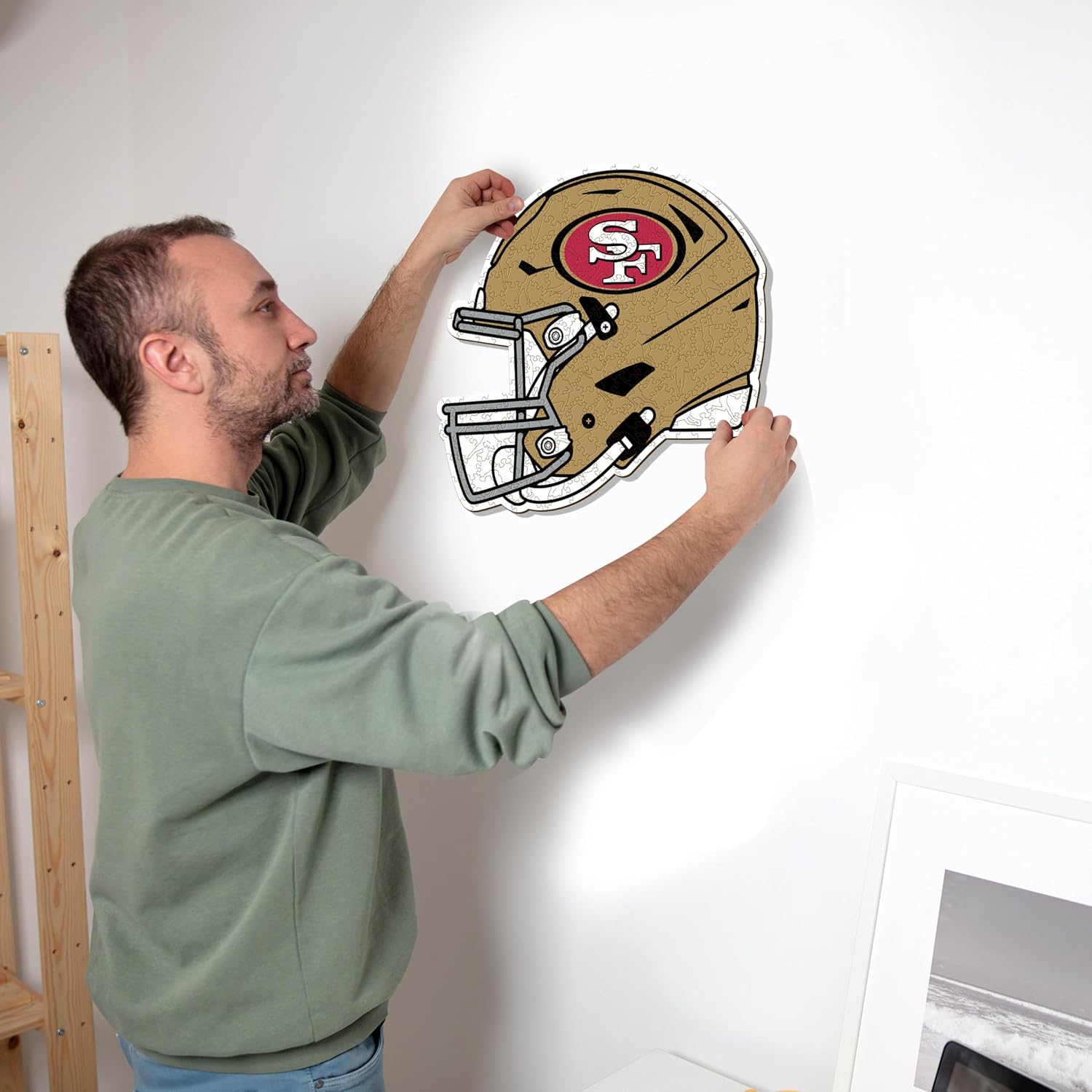Thumbnail 4 de Iconic Puzzles Casque San Francisco 49ers – Puzzle en bois sous licence officielle NFL, taille S (150 pièces)