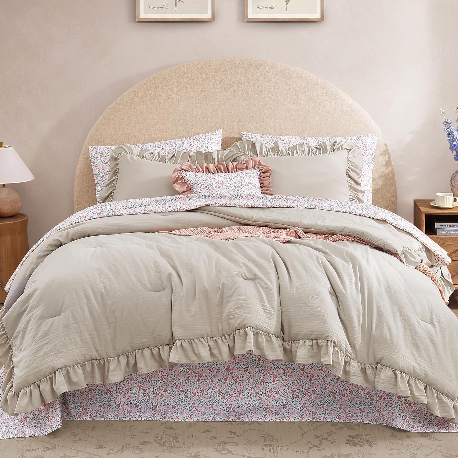 Detalle de BLOOMHAVEN Queen Comforter Set – 7 Pieces with Ruffle Beige Lace, Floral Sheets & Shams