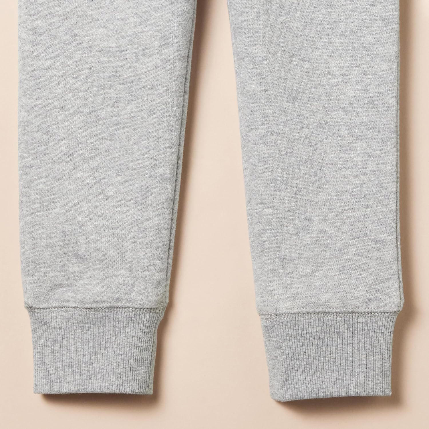 Detalle de Amazon Essentials Pantaloni Sportivi Jogger in Pile per Bambini e Ragazzi – vestibilità ampia, comfort quotidiano