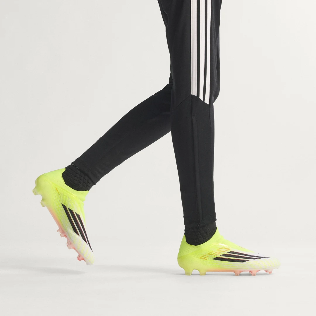 Detalle 2 de Adidas Bota F50 Elite sin cordones para césped natural seco (amarillo)