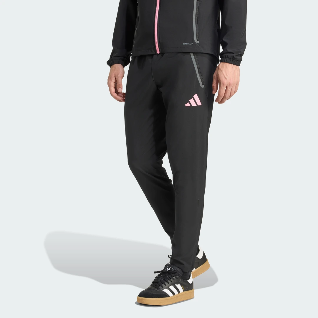 Detalle de Pantalón Juventus Tiro 25 Competition Vis Tech Travel de Adidas: versatilidad y estilo para fans del club