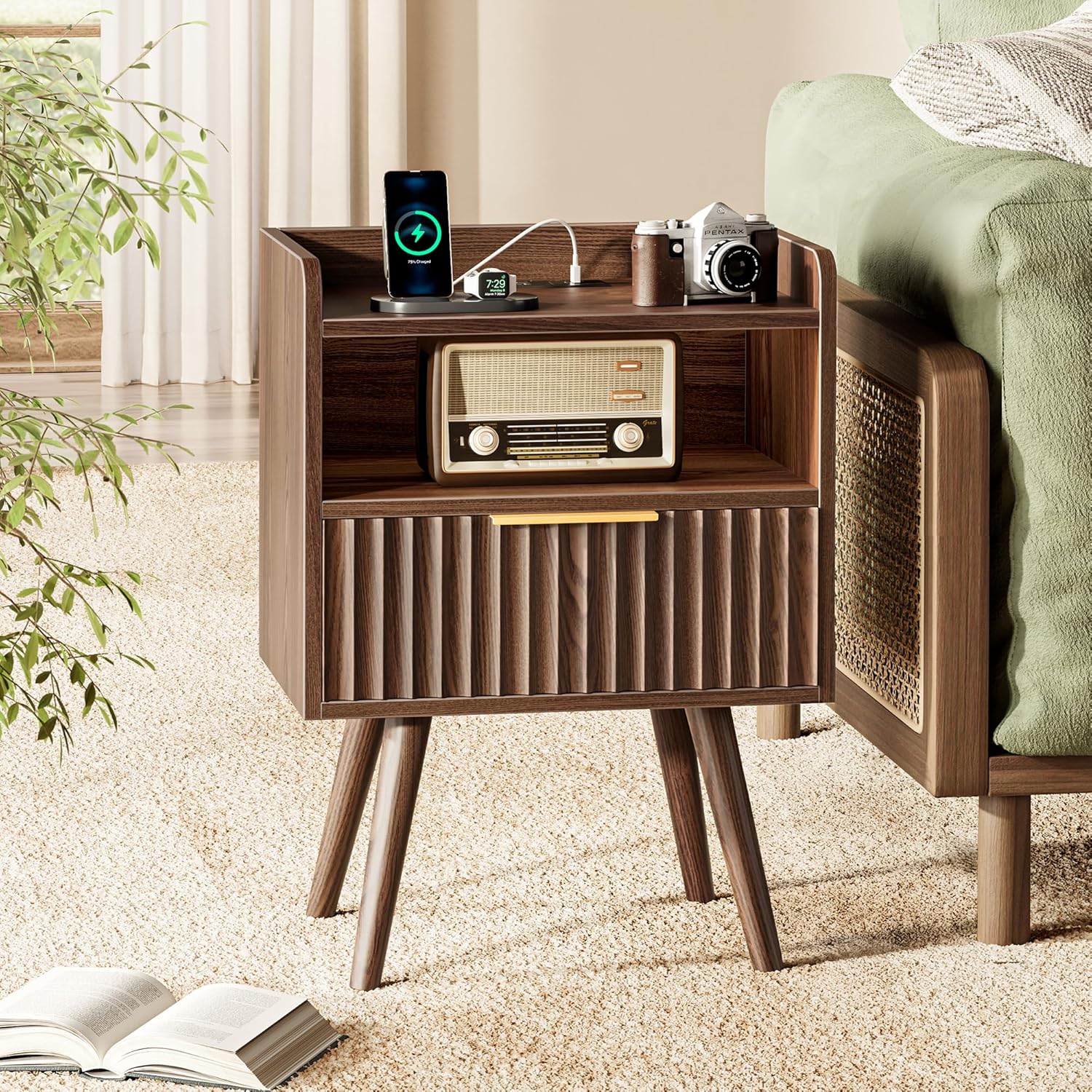 Detalle de Huuger Set of 2 Nightstands with Charging Station, USB-C, Walnut Fluted Drawer