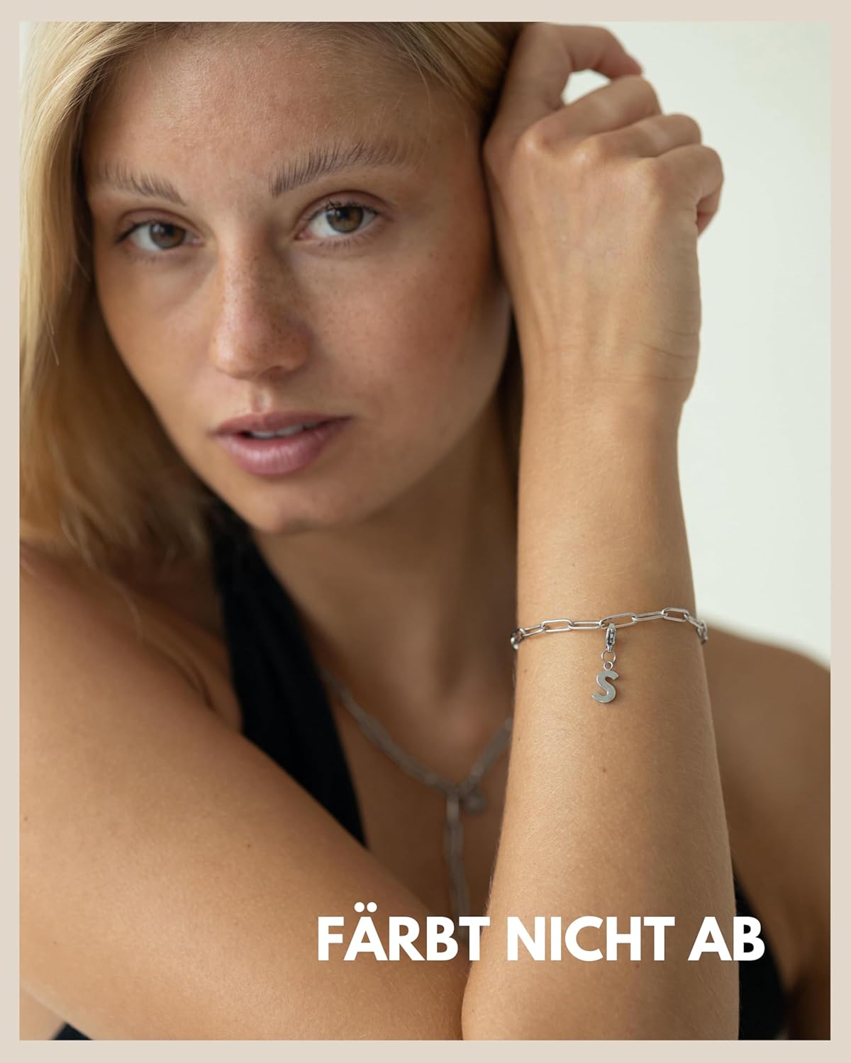 Detalle de GD GOOD.designs Buchstaben Anhänger mit Karabinerverschluss – Initial Charm aus Edelstahl