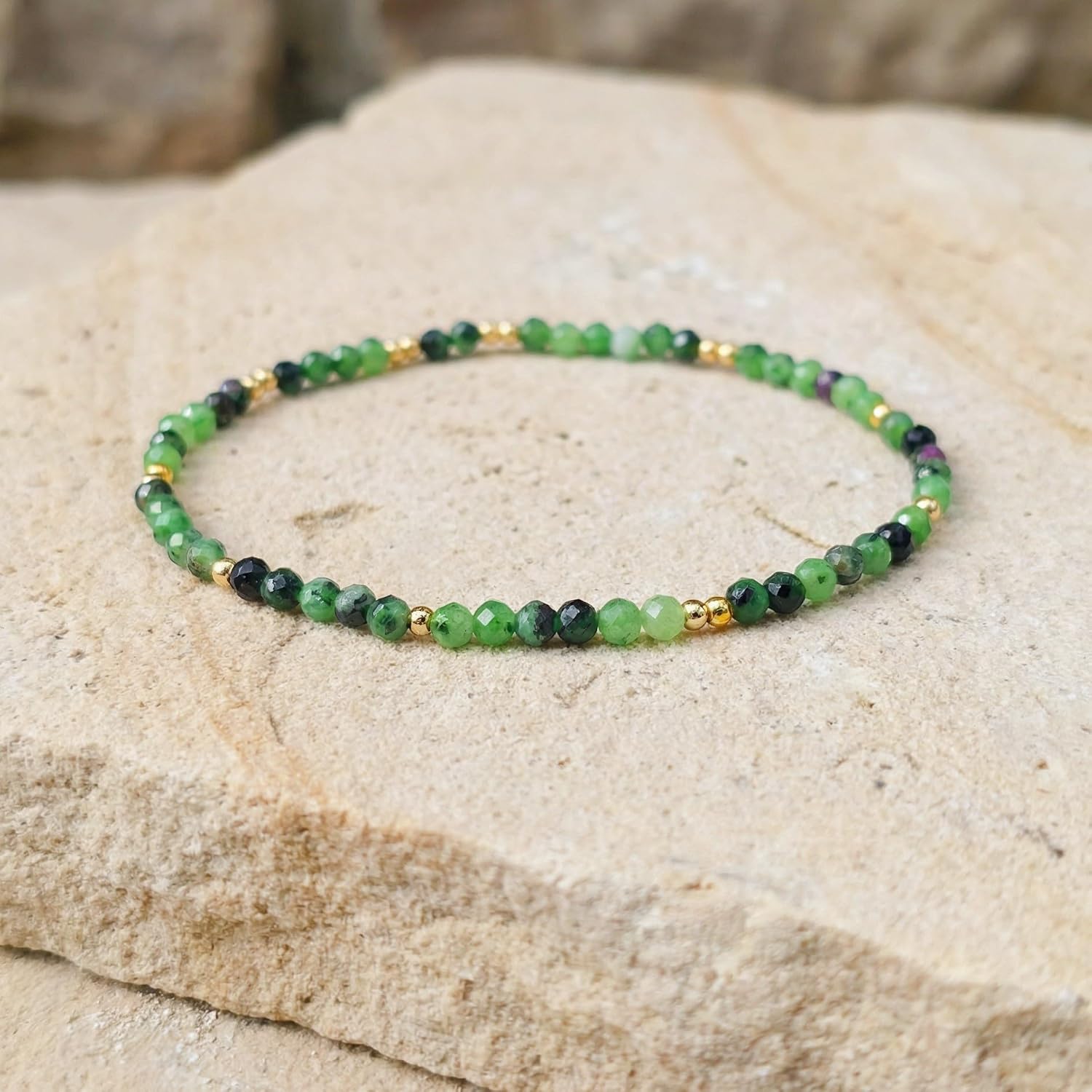 Detalle de bySantana Zierliches Naturstein-Armband – Farbige 4mm facettierte Edelsteinperlen, elastisch 17,5 cm