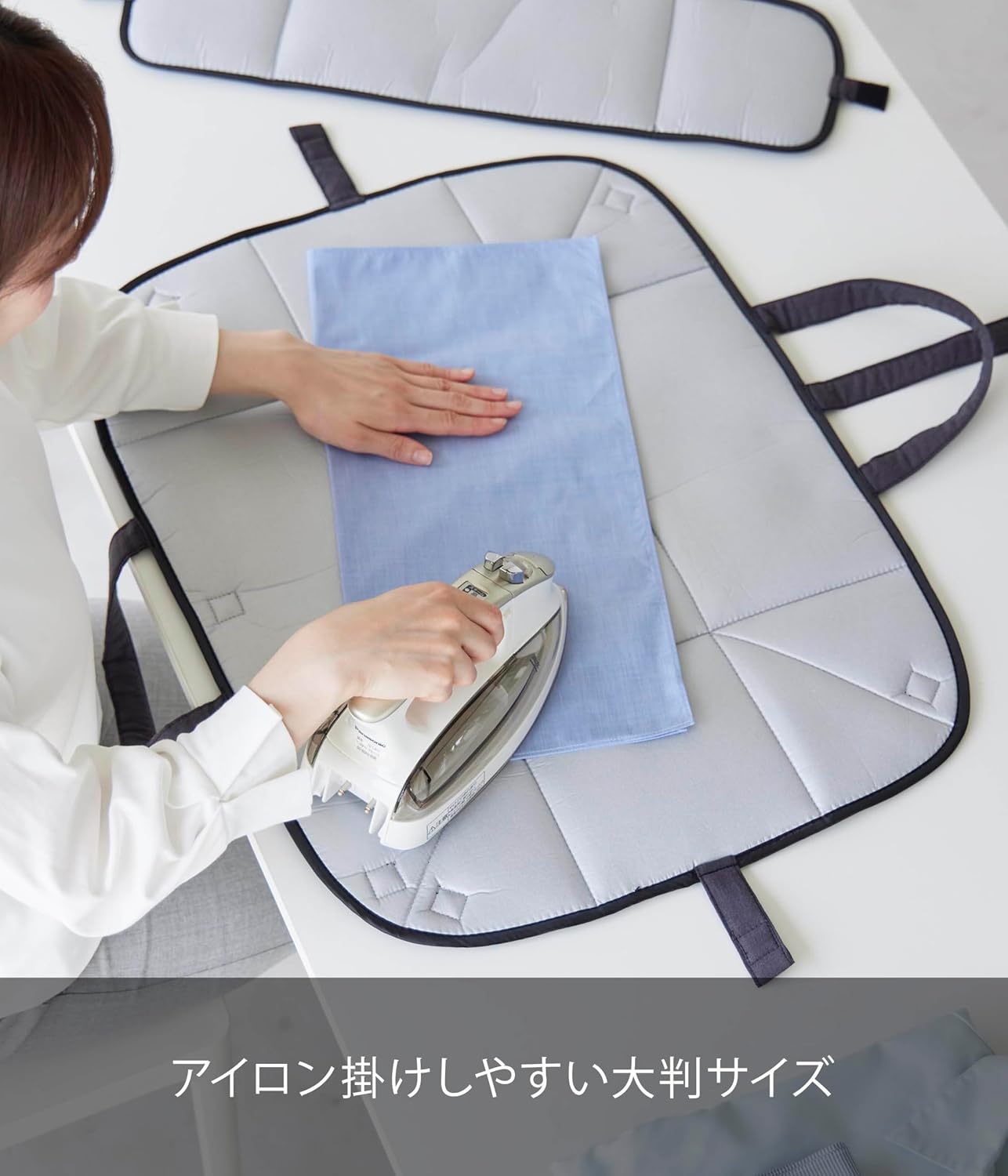 Detalle de 山崎実業 2136 アイロン収納マット ダークグレー・大判掛け面・仕上げ馬付き