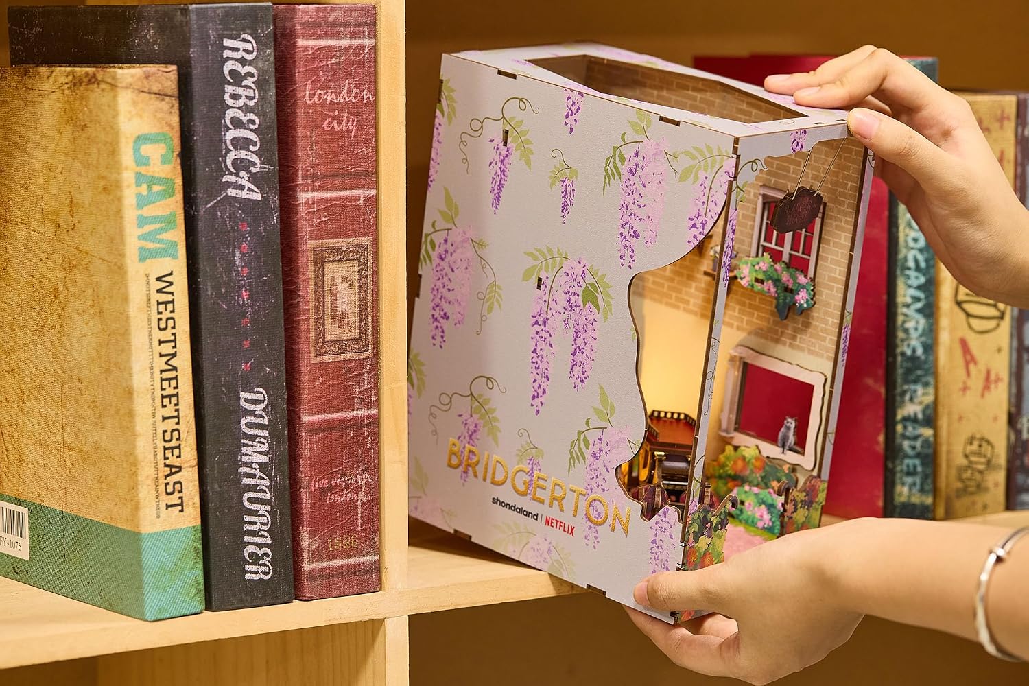 Detalle 2 de Revell Tiny Adventures – Bridgerton Into The Light Book Nook avec éclairage LED