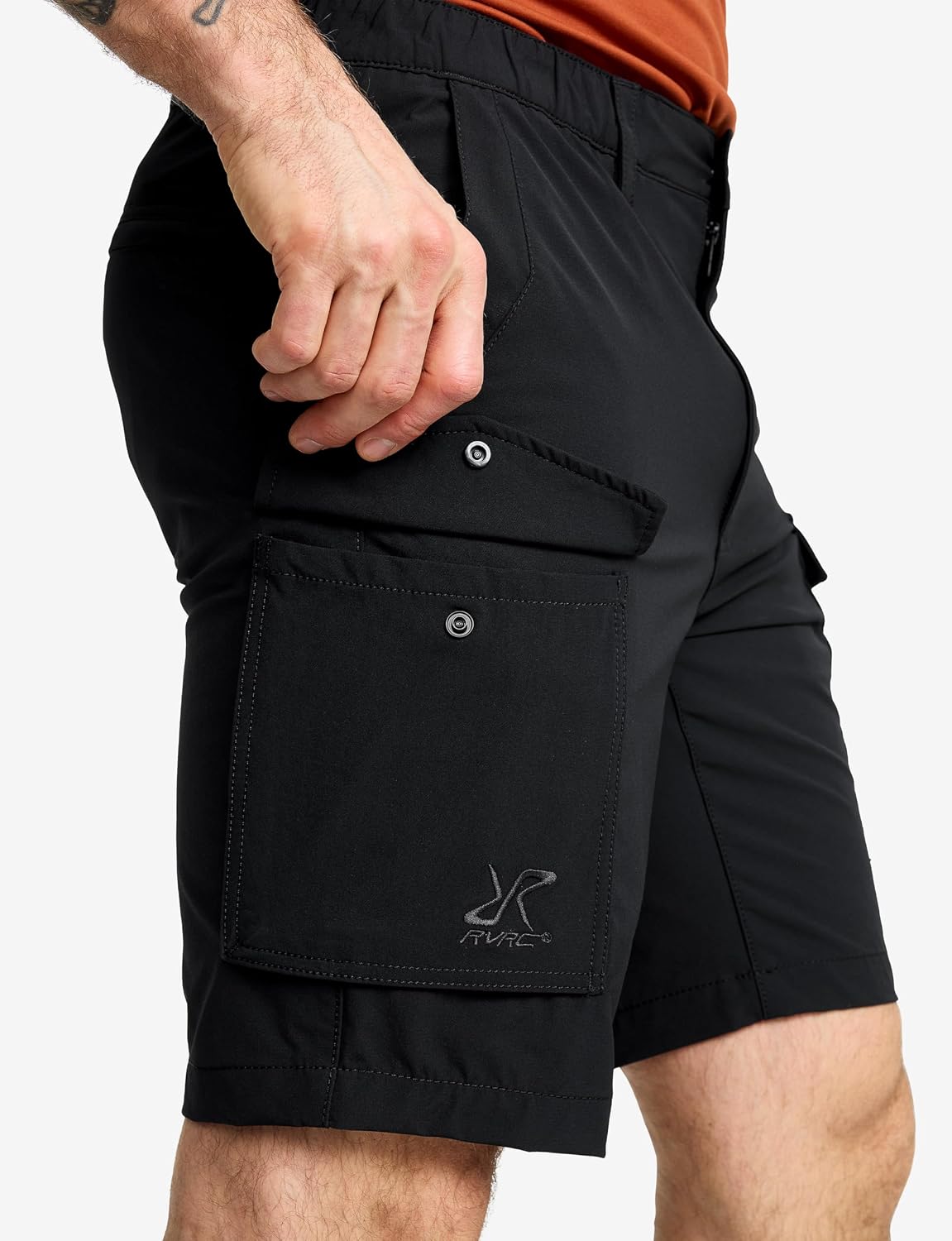 Detalle 2 de RevolutionRace Adventure Cargo Stretch Shorts da uomo: pantaloncini trekking leggeri e pratici