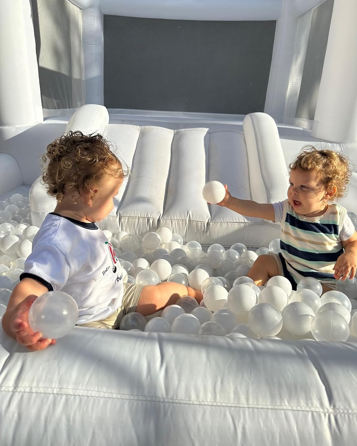 Detalle 2 de Inflatable White Bounce House 13' L 🎪