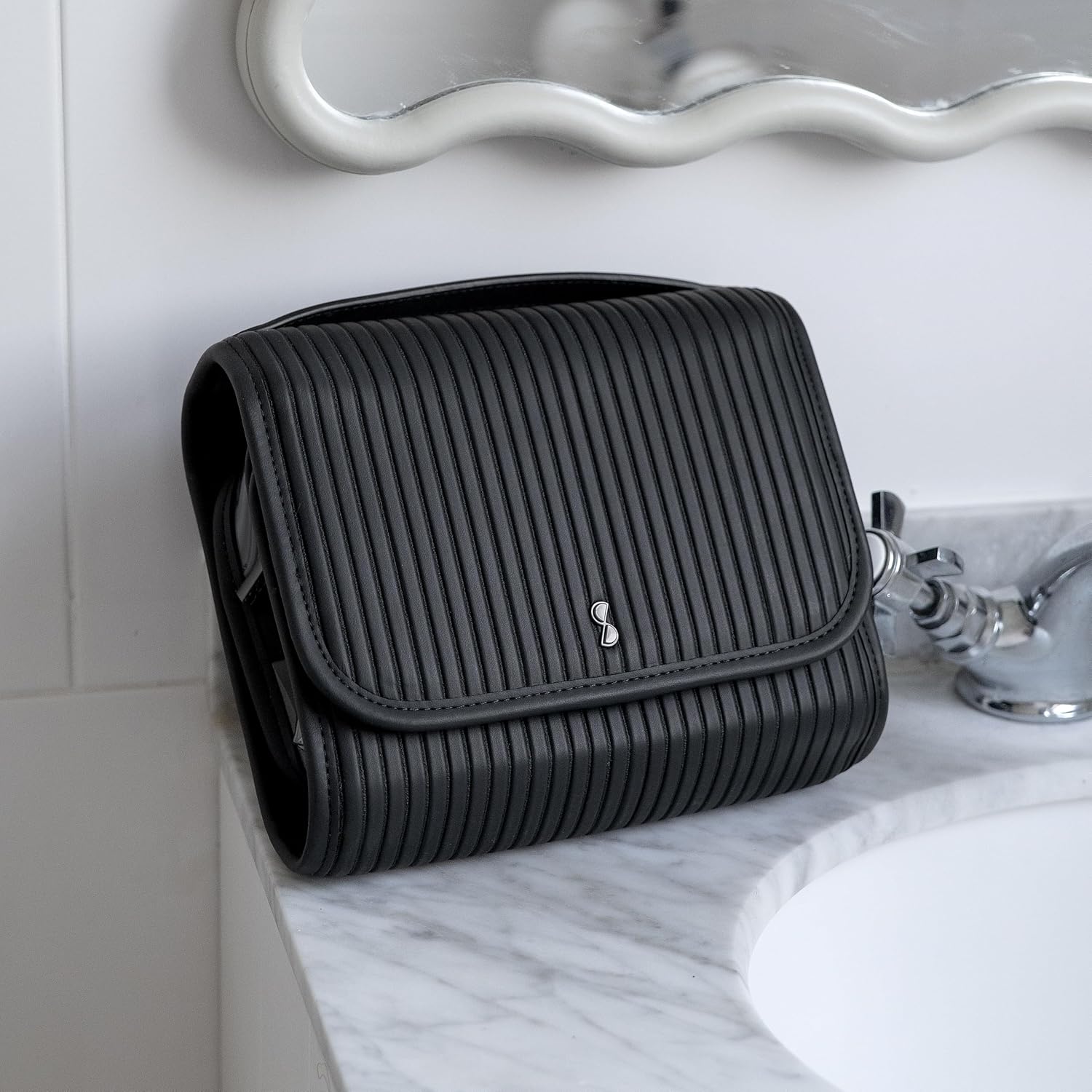 Thumbnail 1 de Stackers Fluted Black Small Hanging Washbag with hook and zipped compartments