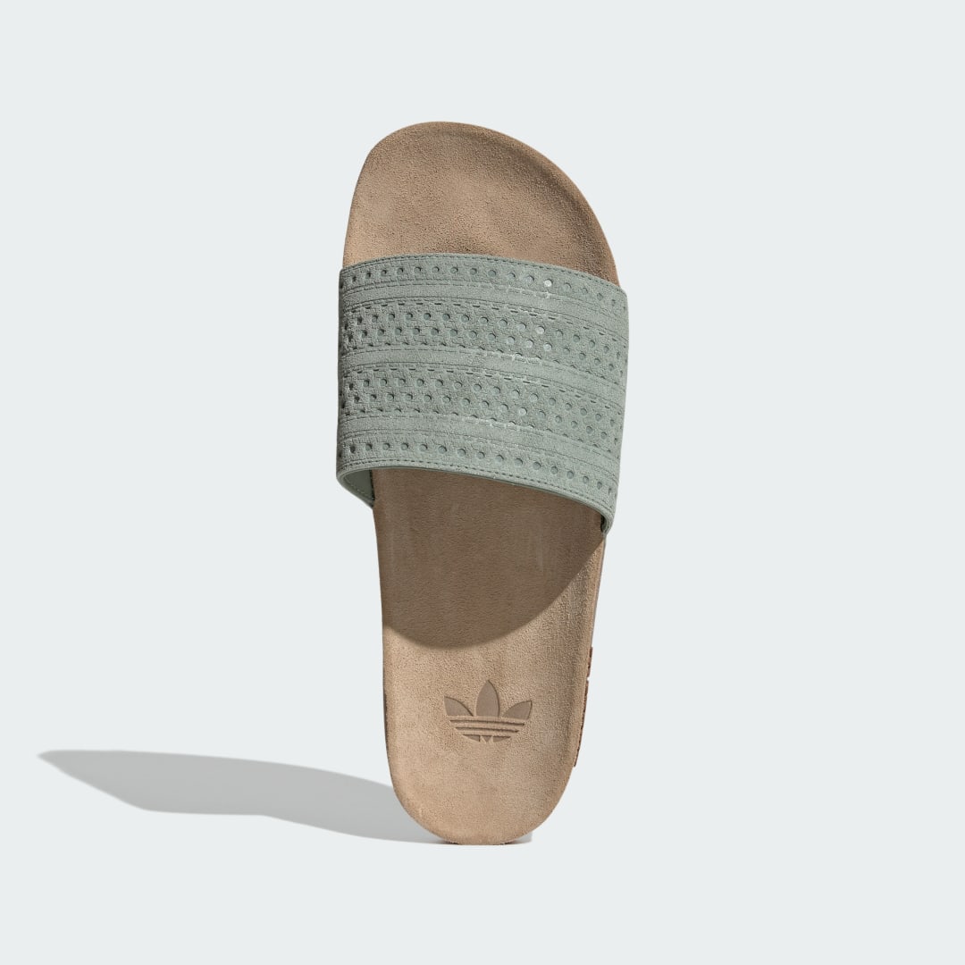 Thumbnail 1 de Chancla Adilette de Adidas en Verde: comodidad clásica para el día a día