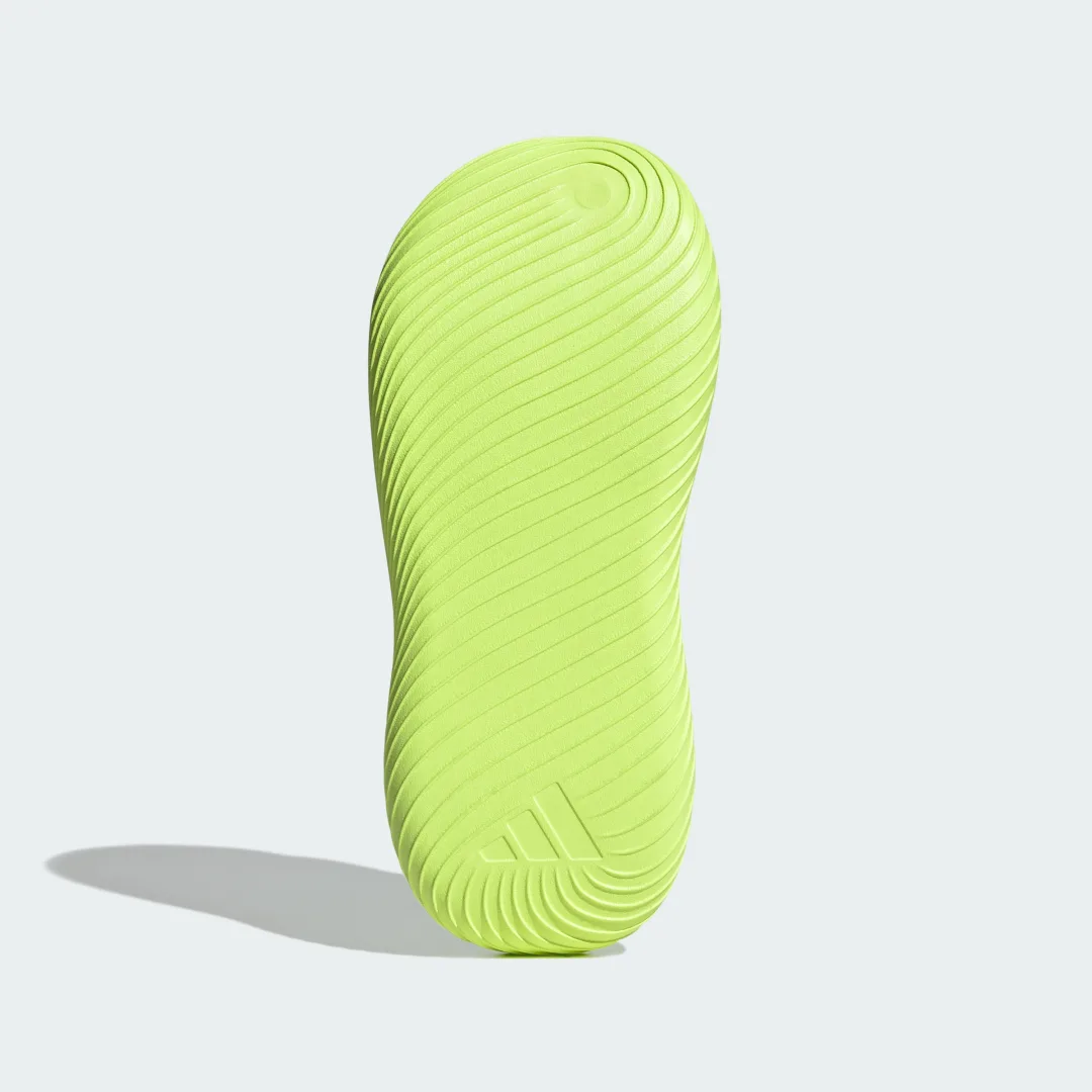 Detalle de CHANCLA PURECHILL de Adidas: comodidad y color amarillo para el verano