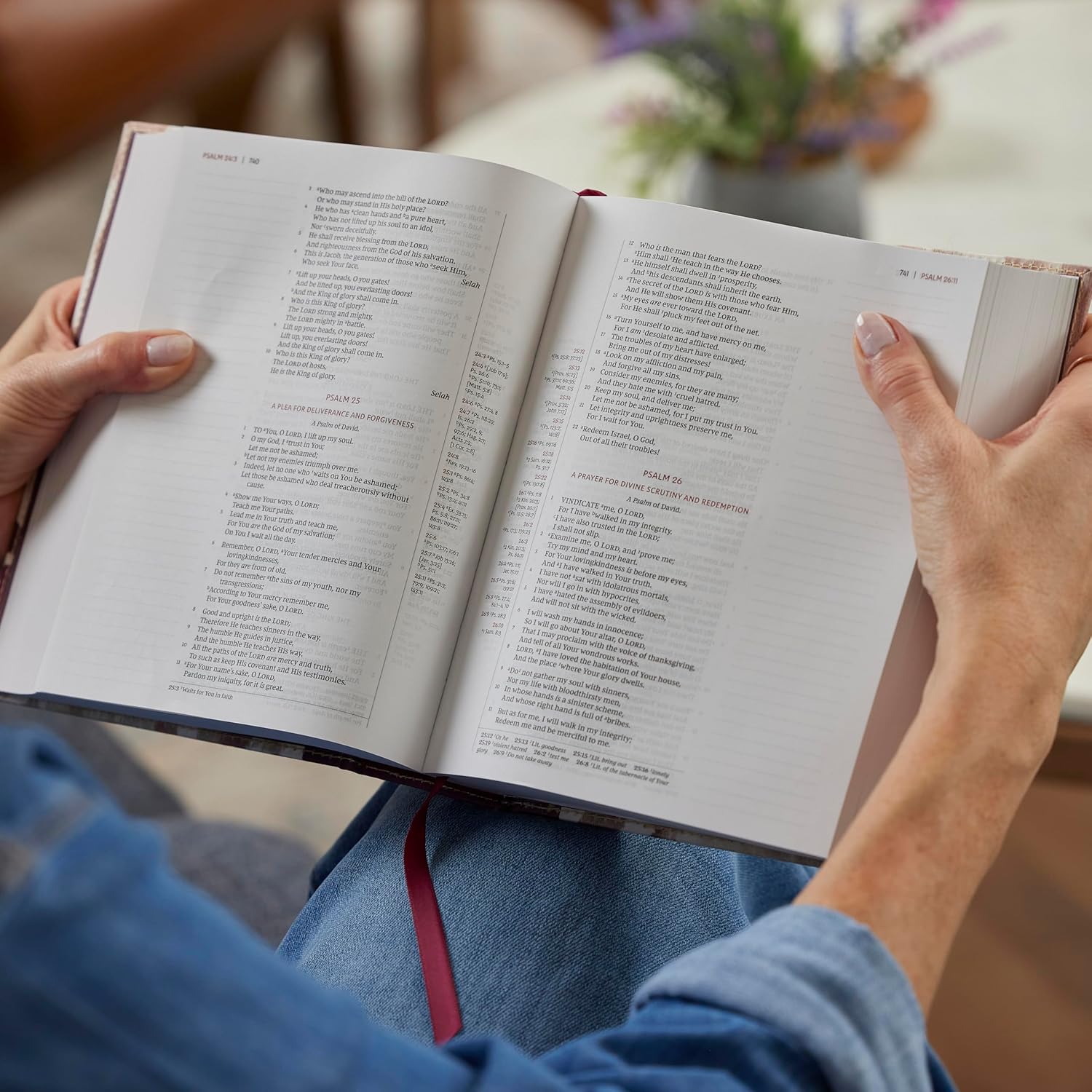 Detalle de Thomas Nelson NKJV Journal the Word Reference Bible, Brown Leathersoft, Red Letter