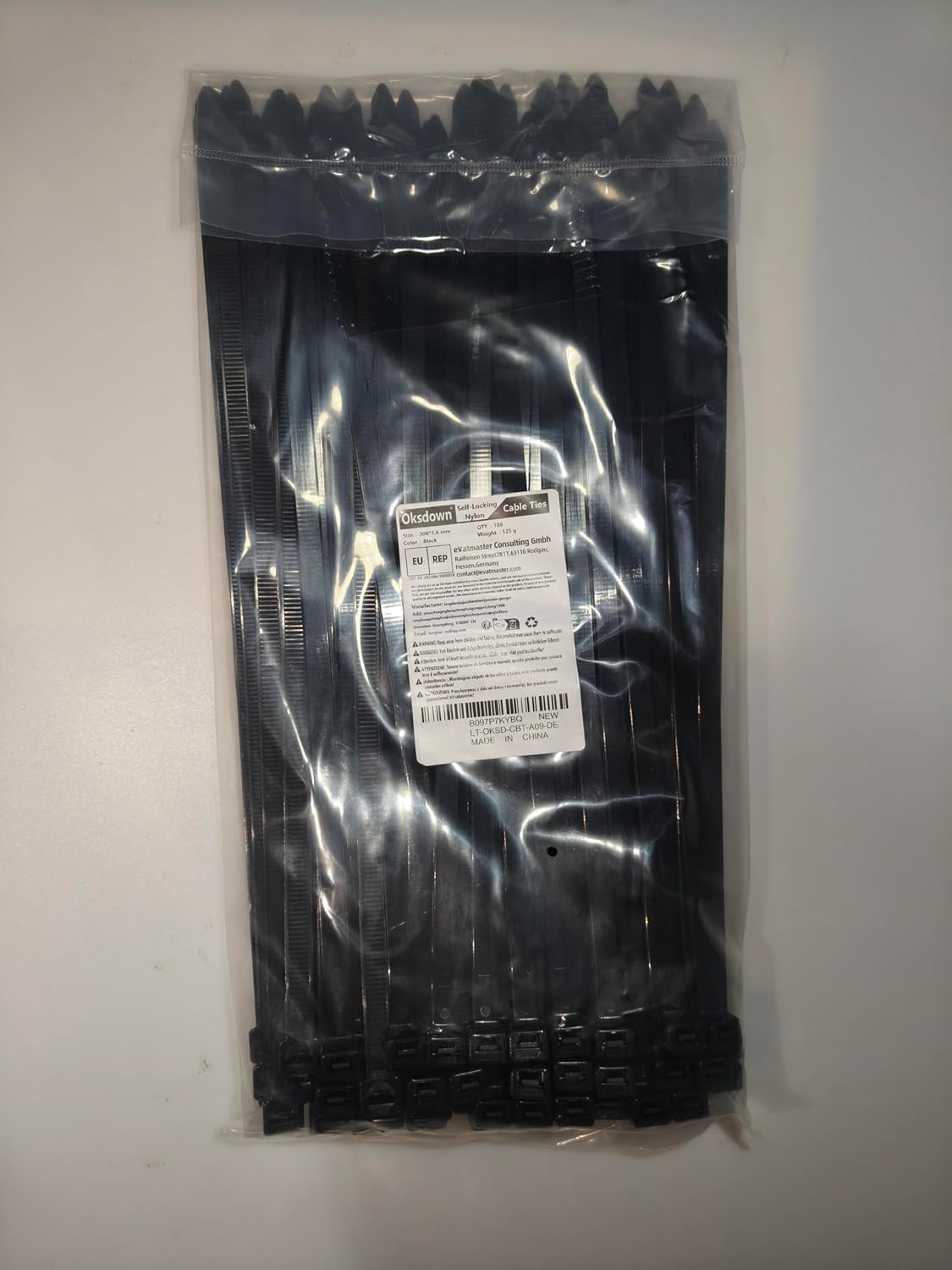Detalle 2 de Oksdown 300mm Black Cable Ties 100 pack