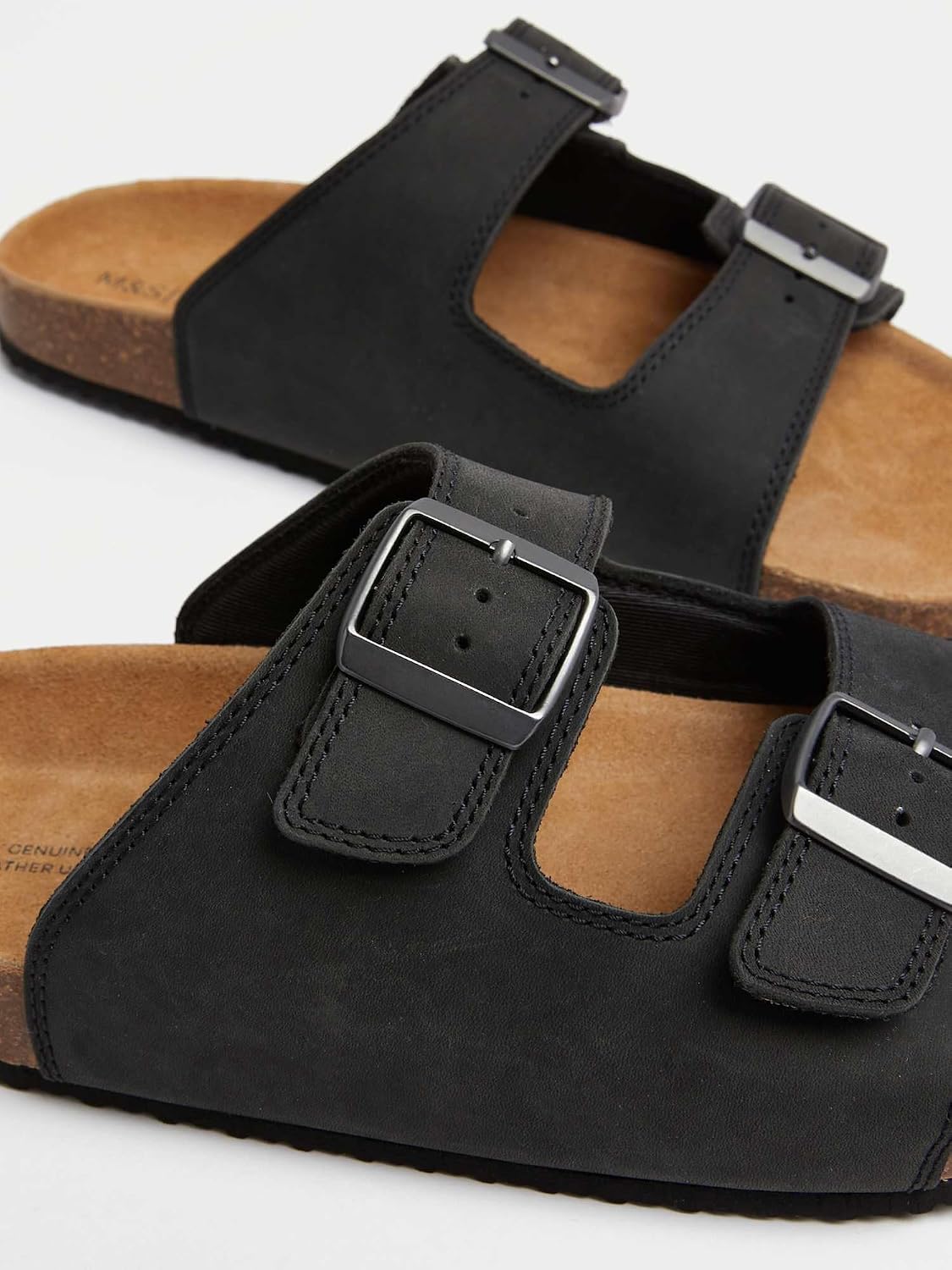 Detalle de Marks & Spencer suède sandalen voor heren met verstelbare gespen en kurkvoetbed
