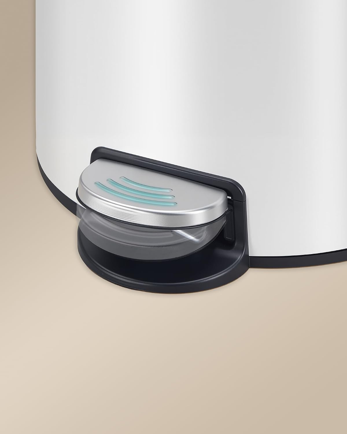 Detalle 2 de SONGMICS LTB031WZ02 30L Steel Pedal Bin with Soft-Close Lid, Cloud White