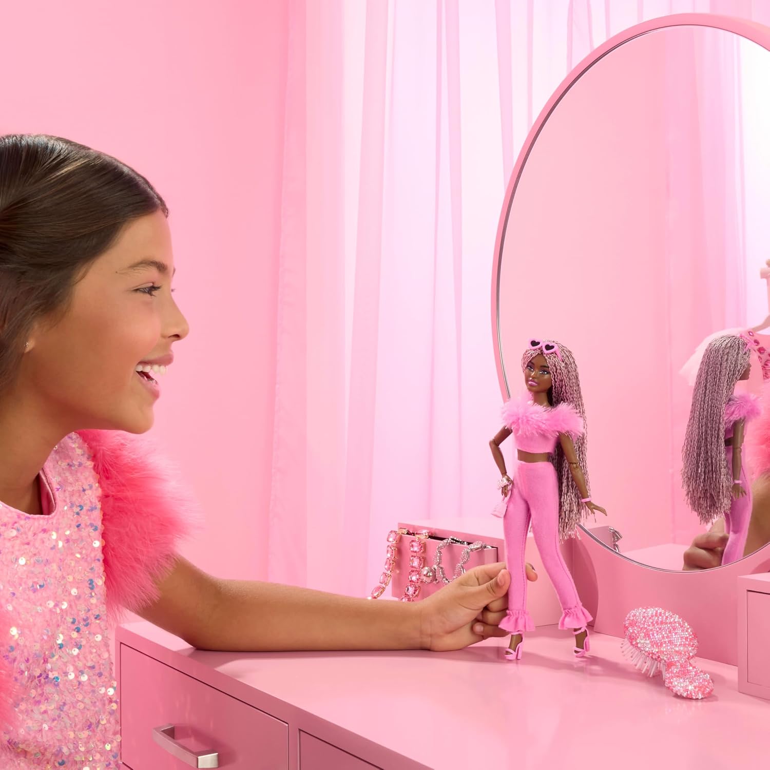 Thumbnail 1 de Barbie Deluxe Style Doll #4 in Barbiecore Outfit with Faux Fur Collar, Braids & Accessories