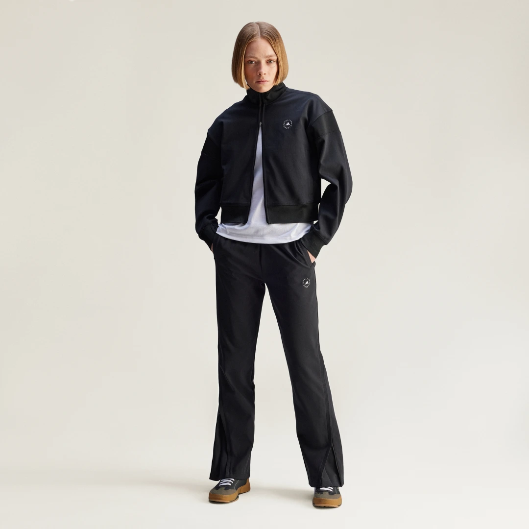 Detalle de Pantalón adidas by Stella McCartney Knitted: comodidad y estilo sostenible