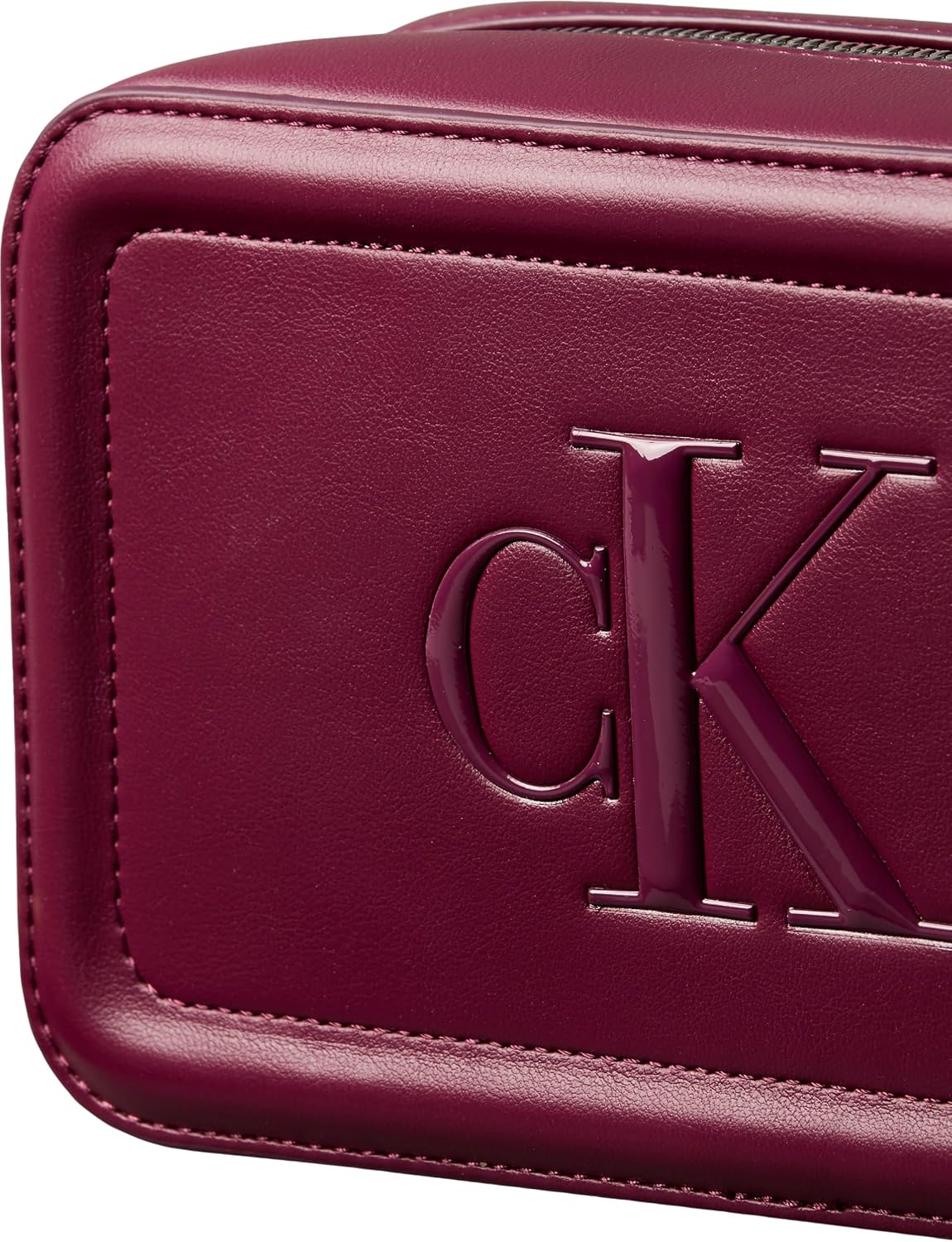 Detalle de Calvin Klein Women’s Bold Camera Bag with Logo