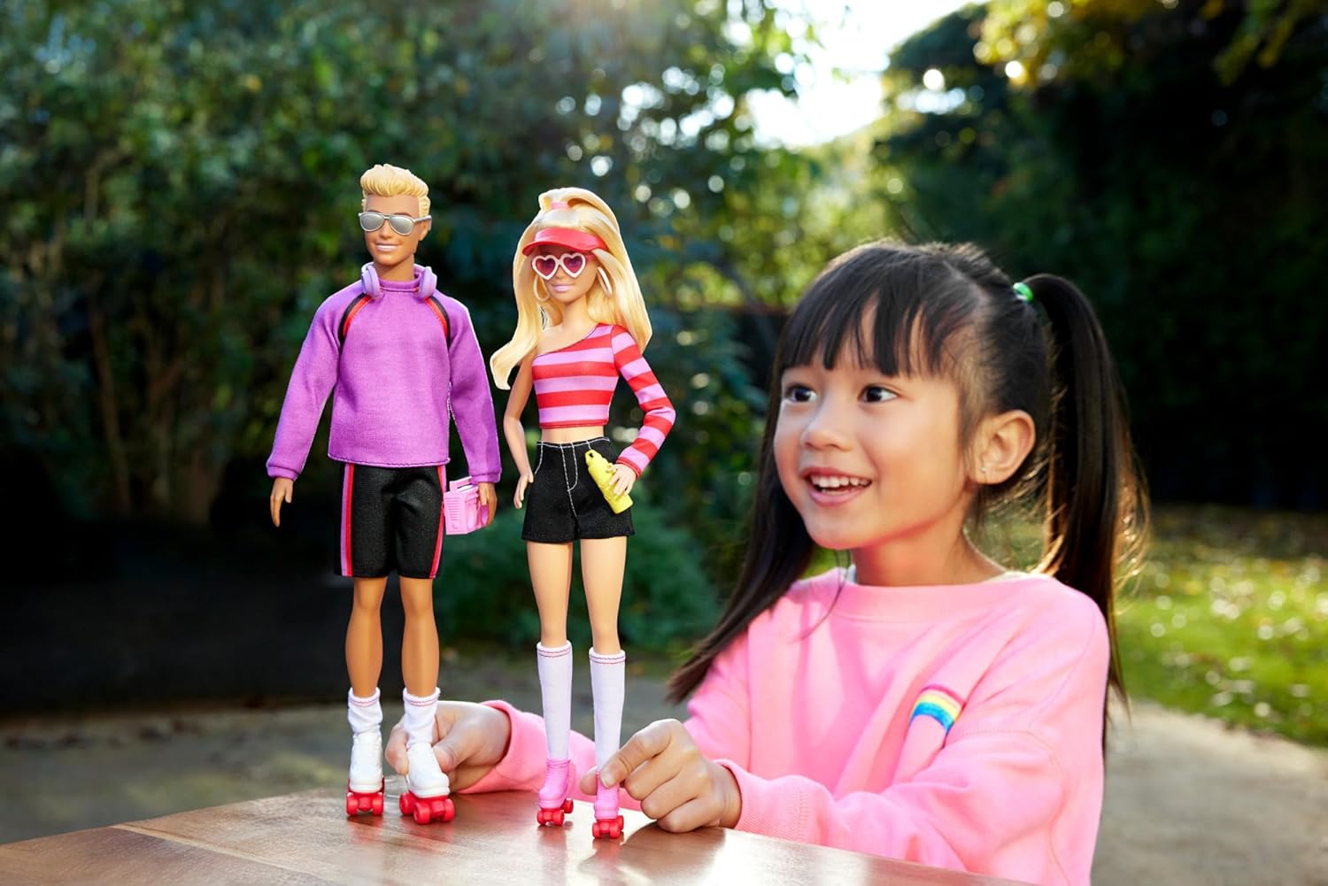 Detalle de Barbie e Ken sui Pattini a Rotelle – Set Fashionistas 65° Anniversario (2 bambole, 6 accessori anni ’80) HXK90
