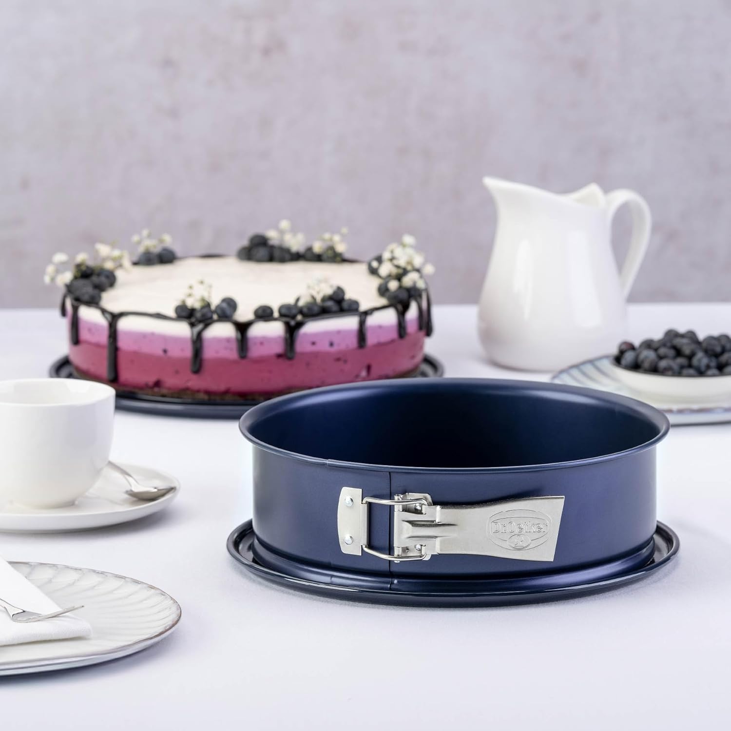 Detalle 2 de Dr. Oetker Springform Ø 24 cm Back-Liebe Emaille – Runde Kuchenform mit extra hohem Rand und schnitt- & kratzfestem Boden