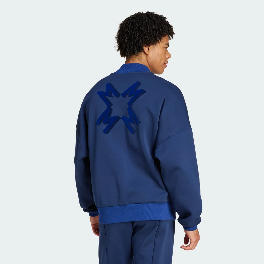 Detalle 2 de Chaqueta Manchester United Seasonal de Adidas: función, estilo y cuándo conviene