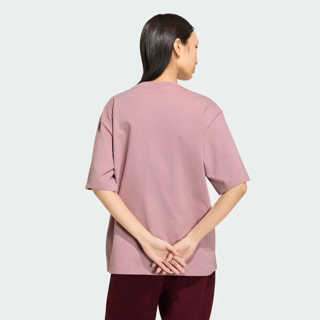 Detalle 2 de Camiseta Essentials Corte Boyfriend de Adidas — color Violeta