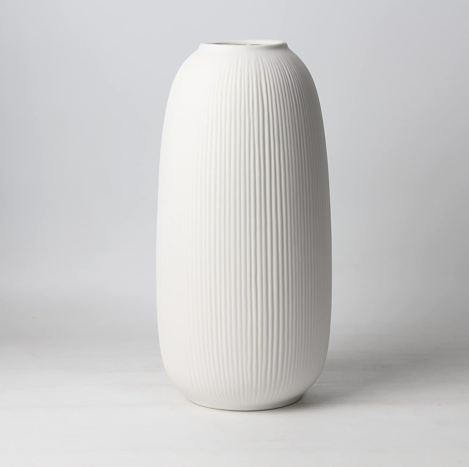 Detalle de Olly & Rose Large Portsea Lines Clay Vase – Handmade White Ceramic Studio Vase (25cm)