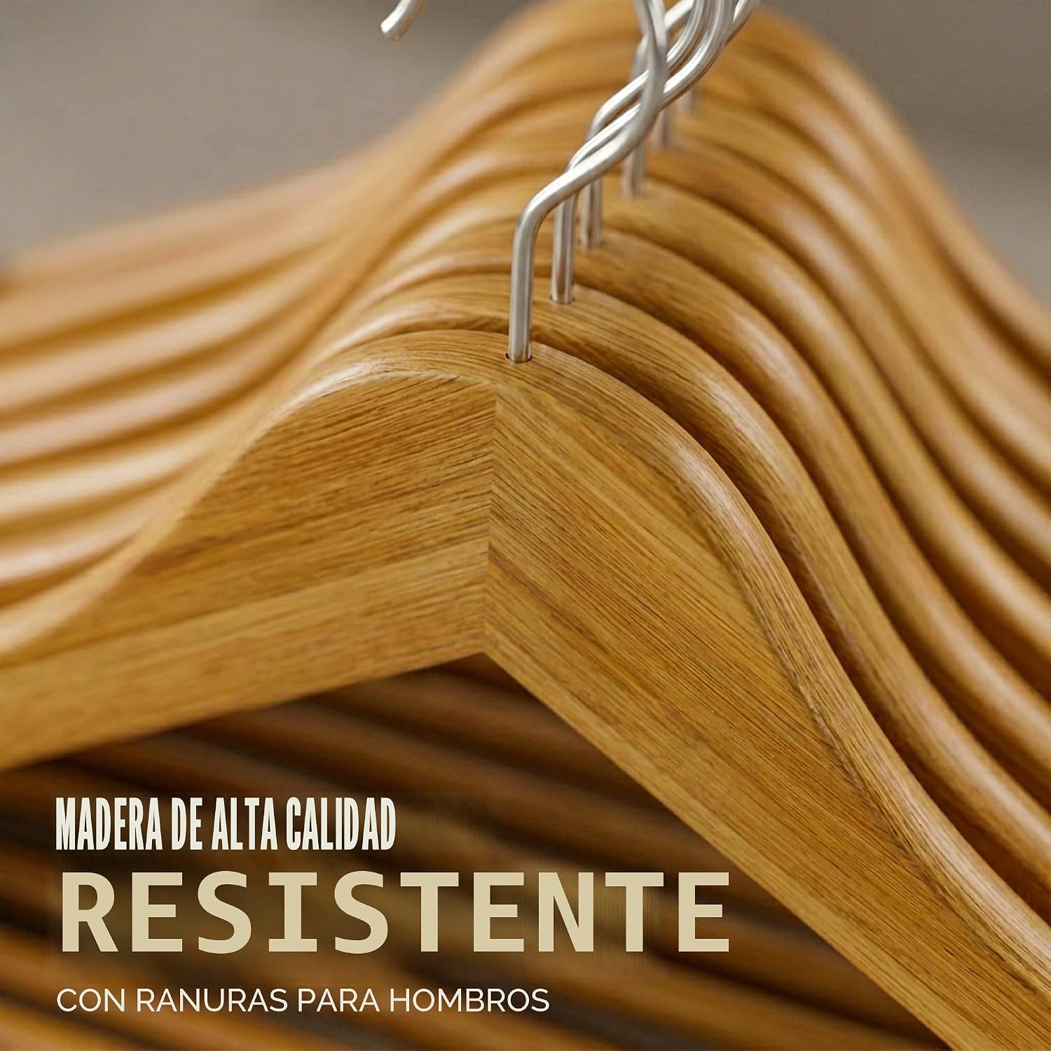 Detalle de Utopia Home: Paquete de 20 perchas de madera con barra y ranuras para hombros, acabado natural