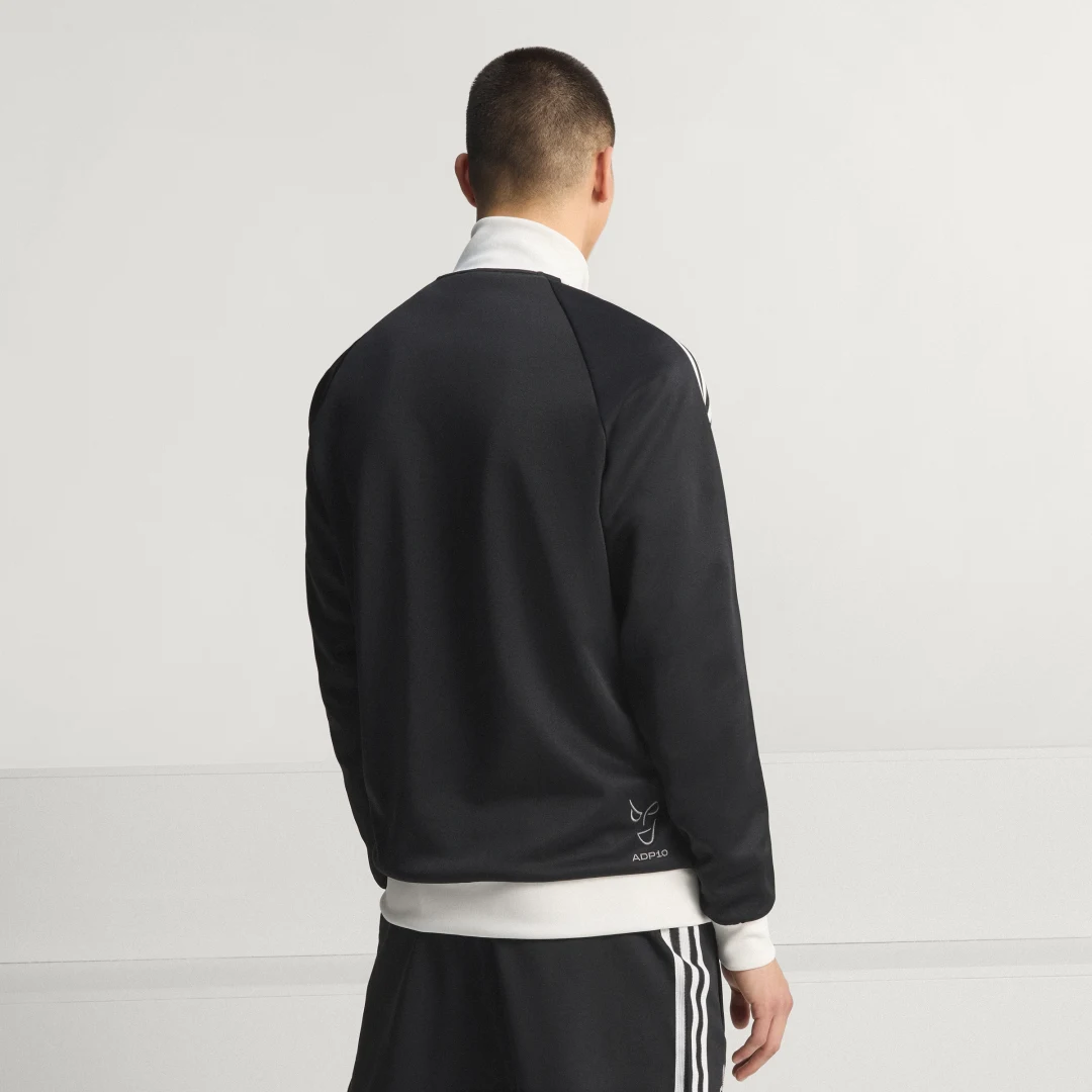 Detalle 2 de Chaqueta deportiva Juventus FC Originals de Adidas — estilo urbano y versatilidad para el día a día