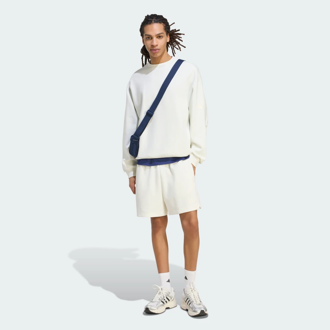 Detalle de PANTALÓN CORTO SOFT LUX de Adidas – comodidad y estilo en color blanco