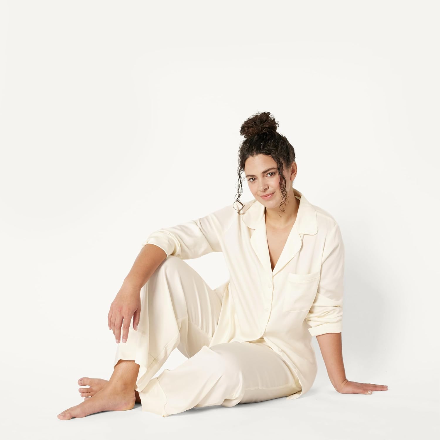 Detalle de Amazon Essentials Women's Satin Pyjama Shirt and Bottoms Set – Satin Pyjama Set