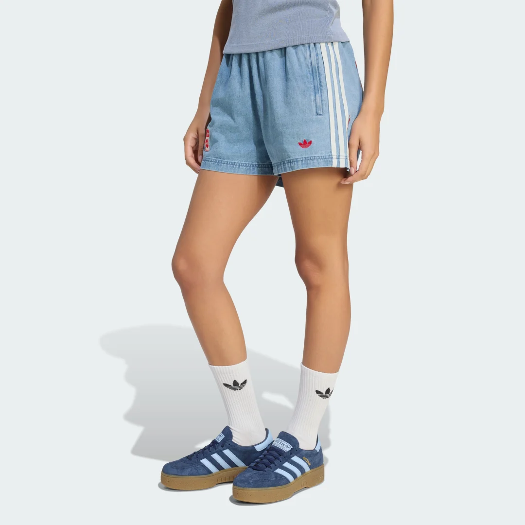 Detalle de ADIDAS X COCA-COLA DENIM JORTS – azul, una pieza de colección para outfits casuales