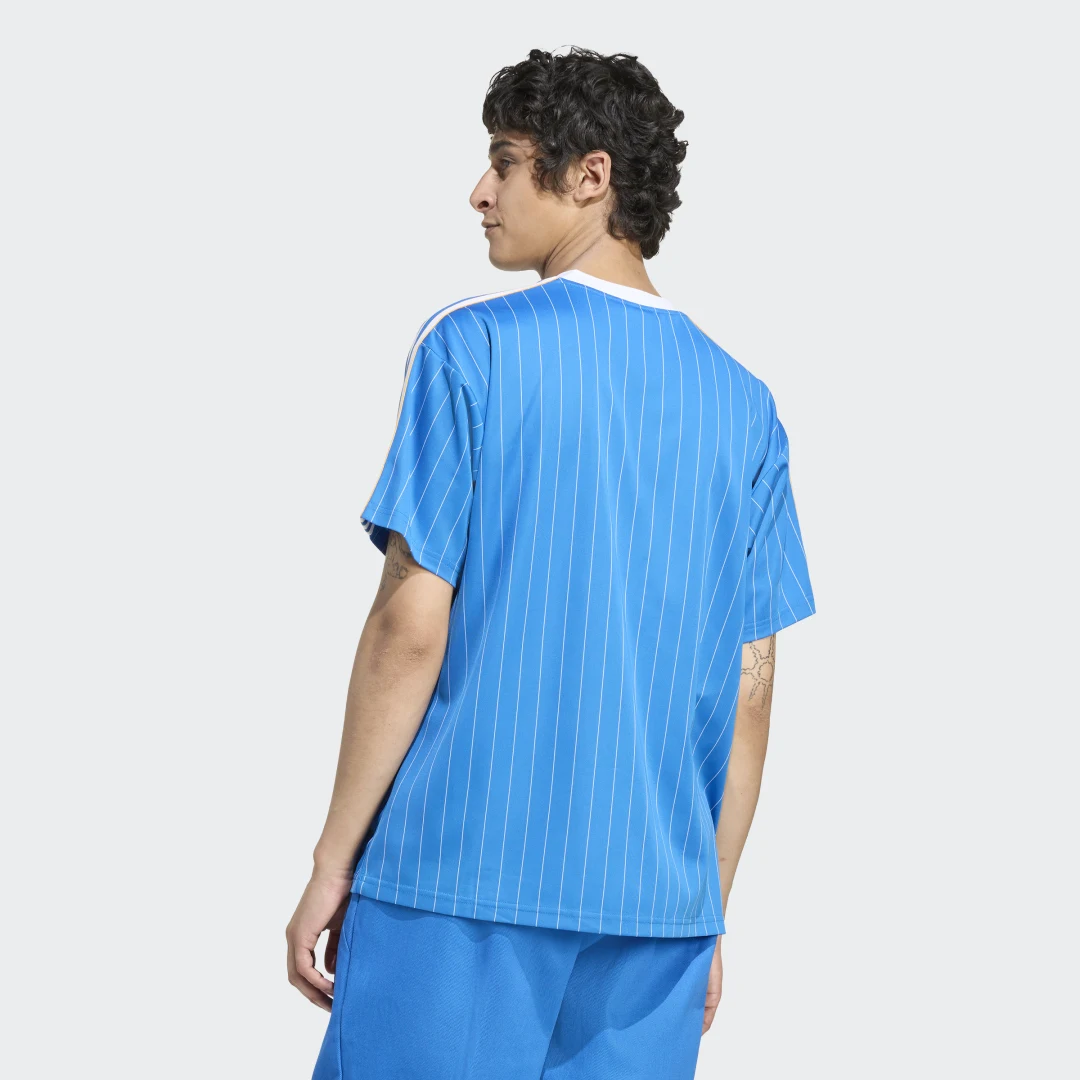Detalle 2 de Camiseta Real Madrid Terrace Icons de Adidas — azul, para fans que buscan estilo y comodidad