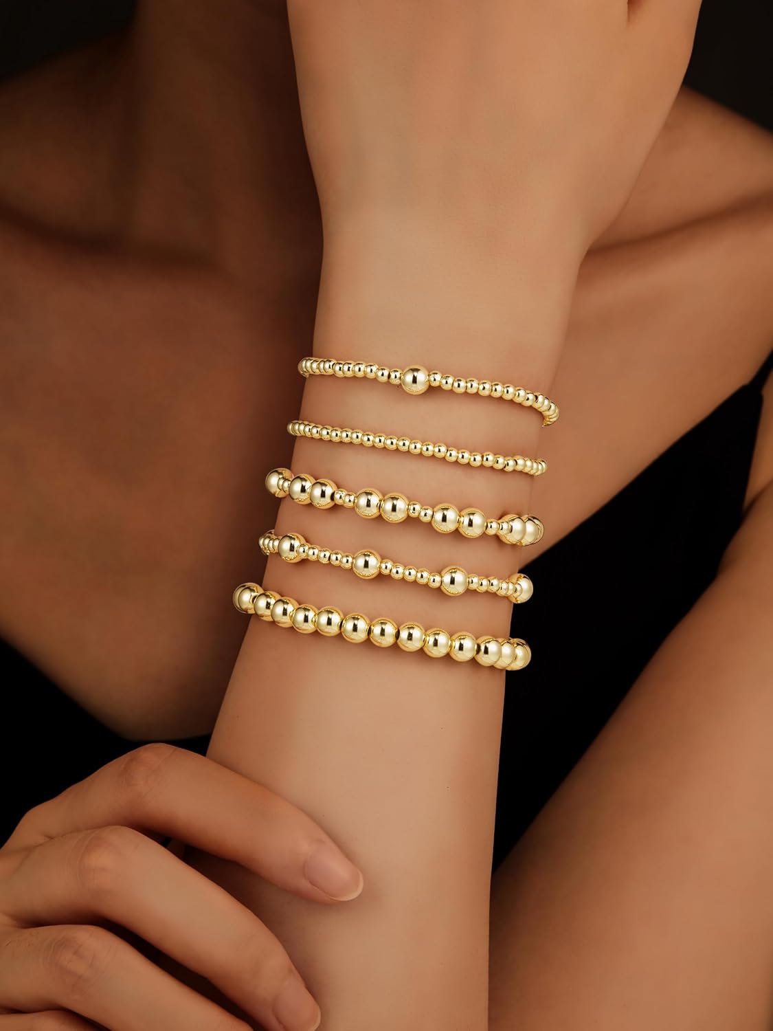 Detalle 2 de Sahoottie 5 Pcs Gold Beaded Bracelets for Women – Gold Plated, Stretch, Stackable
